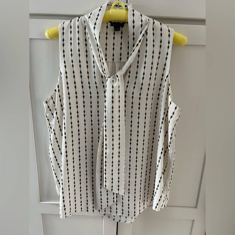 NWOT Ann Taylor Cream with green design tie V neck L top